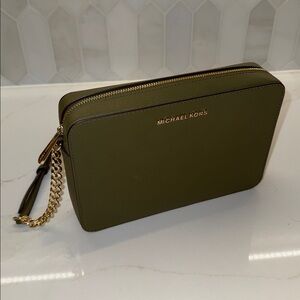 Michael Kors Jet Set Item Large Zip Crossbody Leather Olive. Like new condition
